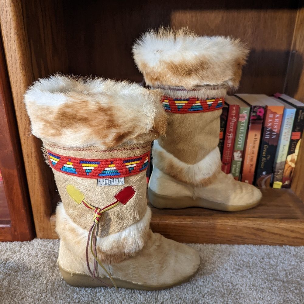 Tecnica fur boots sz 38 with embroidered detail.